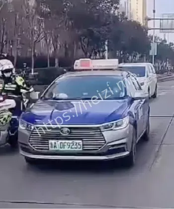 私家车闯红灯