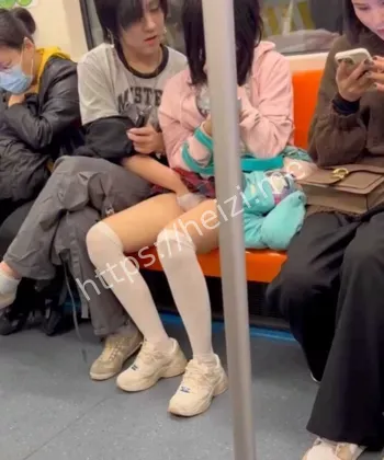 白丝短裙