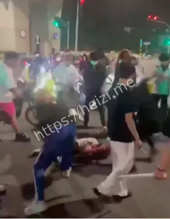 宝马车被砸