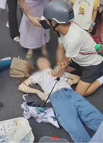 跪地抢救