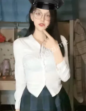 反差眼镜妹
