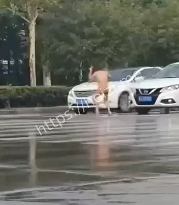 街头裸男