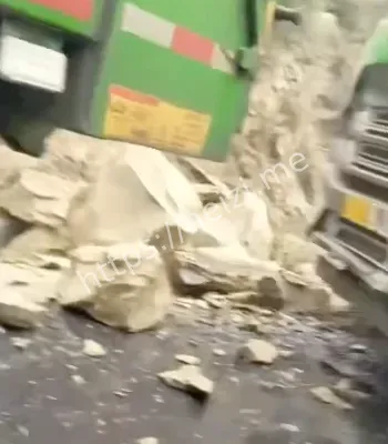 巨石滚落