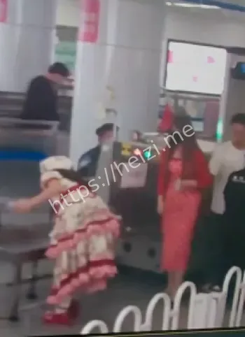 地铁安检口