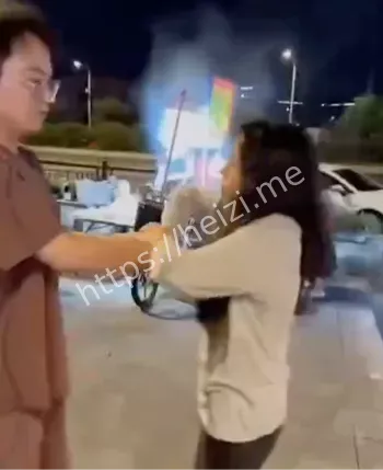女子情绪失控