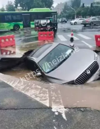 汽车坠坑