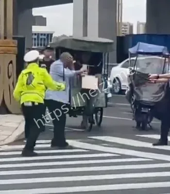 白发老人