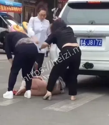 撕衣薅发