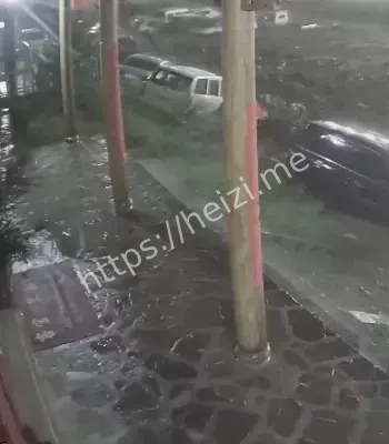 停车场被毁