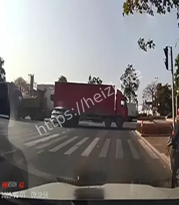 闯红灯撞货车