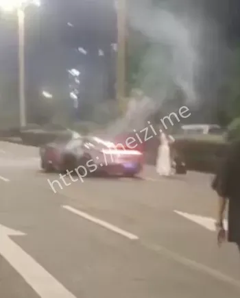 保时捷911撞废现场