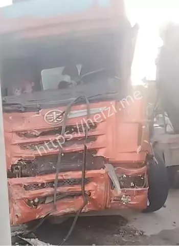 搅拌车撞半挂
