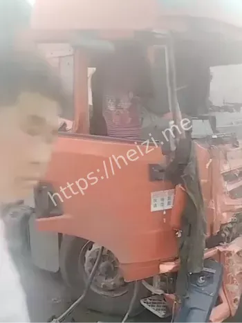 搅拌车撞半挂