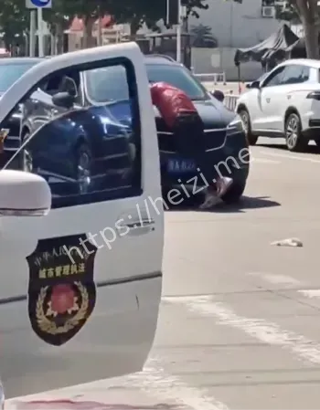 城管发生冲突执法车前割喉自杀