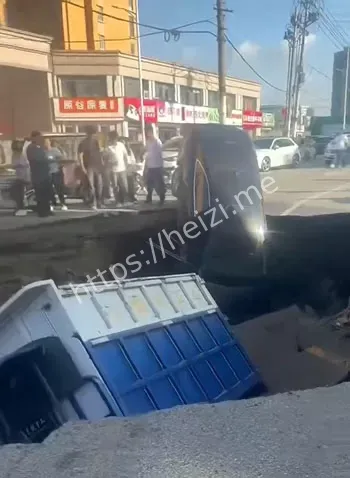 车辆坠坑事故