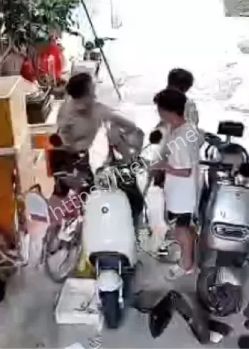 邻居暴打小孩