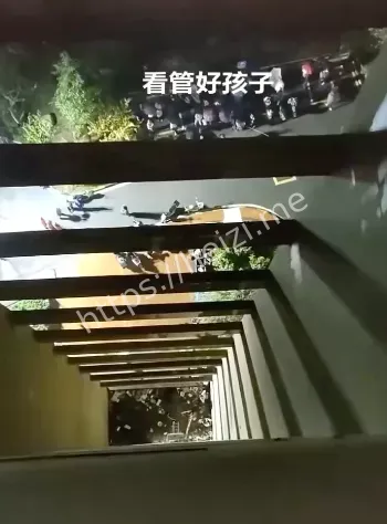 电梯口走道爬窗台从19楼掉下