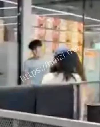2女会员扇耳光