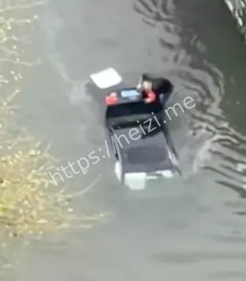 汽车坠河事故