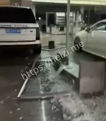 后开车怒撞4S店大门