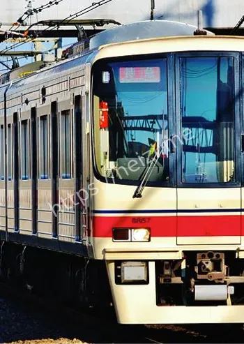 日本地铁跳轨自杀挣扎现场