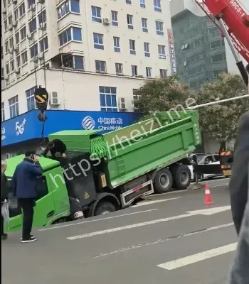 惊现吞车巨坑