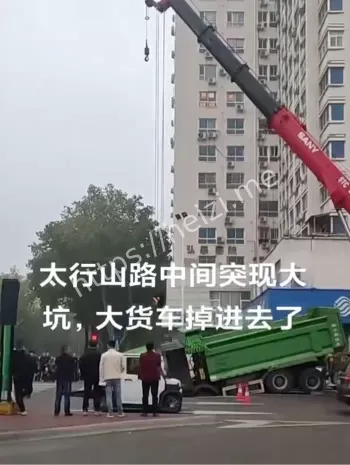 渣土车深陷