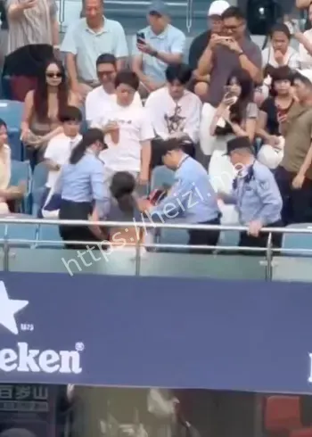 谢某某酒后跳舞辱骂观众