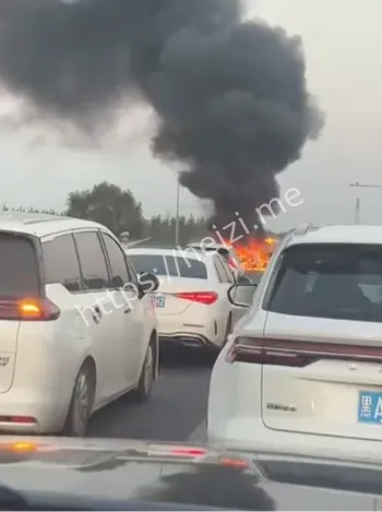 京哈高速唐山段追尾起火