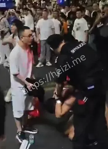 围殴尴尬