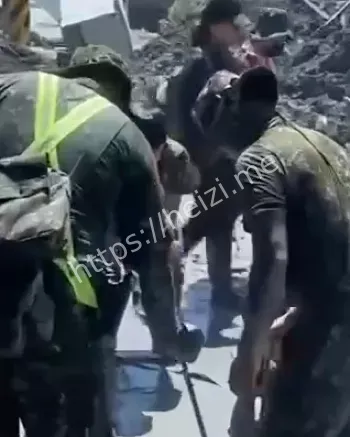 洪灾泥地变T台曝光