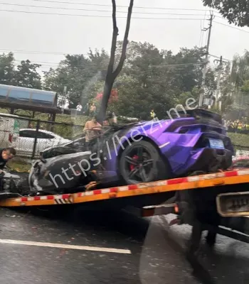 车头撞毁并烧毁