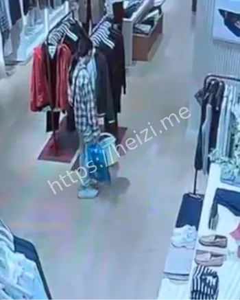 女子店门口看戏