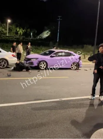 万罗山仿赛追尾轿车翻车