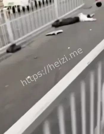 闹市区轿车失控