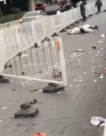 发疯冲上人行道