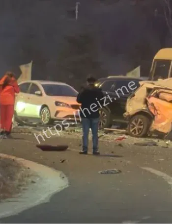 梧桐大道红绿灯车祸现场