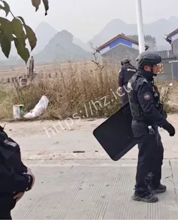 龙福庙众人堵门抵抗