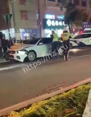 强行闯卡撞伤交警