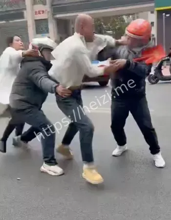 光头男子抄铁锹