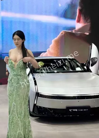 车模胸前春光外泄视频