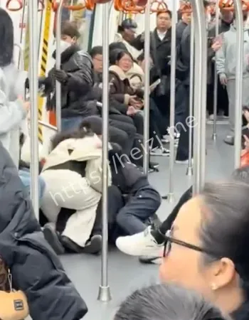 全车厢乘客看呆