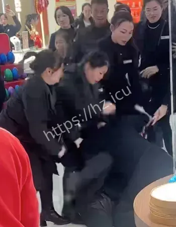 两家员工当众大打出手