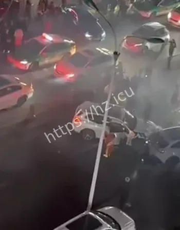 四川乐山通江街车祸