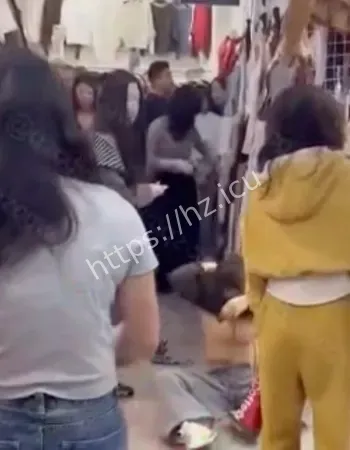 某商场服装店内