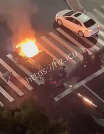 劳斯莱斯街头自燃