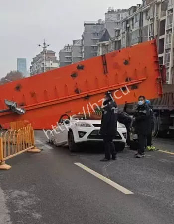 砸中行驶白色轿车