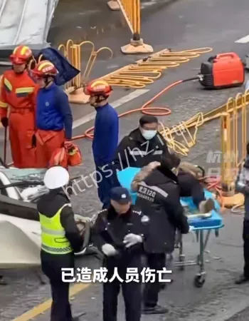 砸中行驶白色轿车