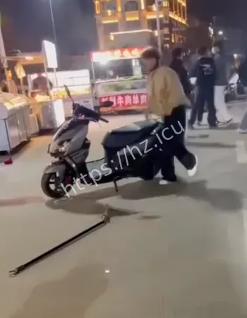 深夜骑鬼火摩托当街开干