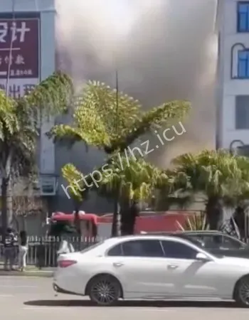 至旁边多辆油车躺枪